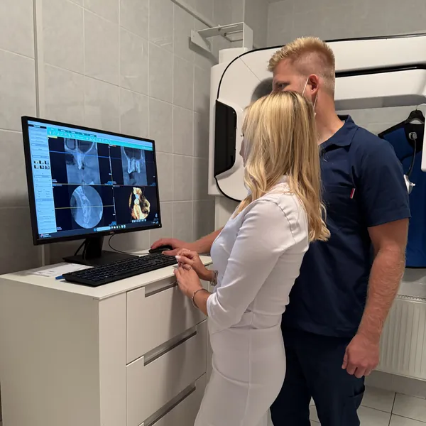 Dr. Gálffy Richárd a páciens 3D-felvételét mutatja a monitoron