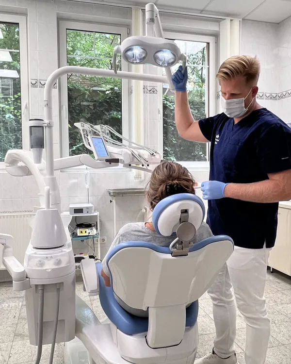 Dr. Gálffy Richárd kezelés előtt a kezelőlámpát állítja