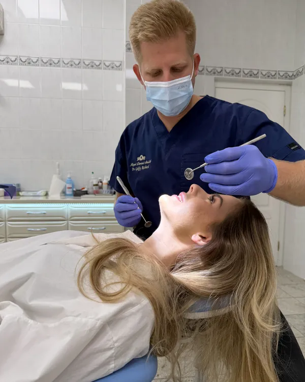 Dr. Gálffy Richárd vizsgálat közben, tükörrel és szondával
